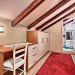 Ferienhaus Cozy In Okrug Gornji