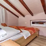 Ferienhaus Cozy In Okrug Gornji