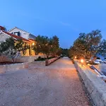 Cozy In Ferienhaus Okrug Gornji