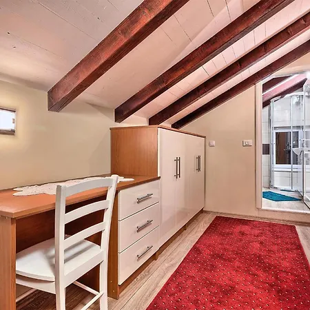 Ferienhaus Cozy In Okrug Gornji