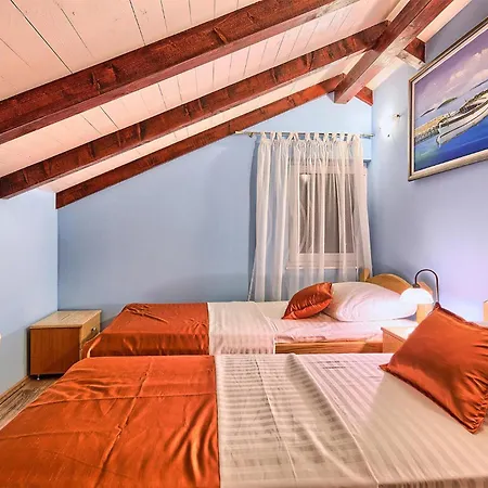 Ferienhaus Cozy In Okrug Gornji