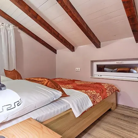 Ferienhaus Cozy In Okrug Gornji